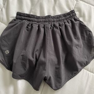 Lululemon hotty hot 2.5” shorts